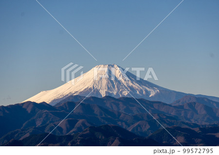 冬の陣馬山から見える富士山 99572795