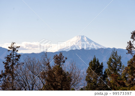 冬の陣馬山から高尾山の登山道から見える富士山 冬の陣馬山から高尾山の登山道から見える富士山 99573397