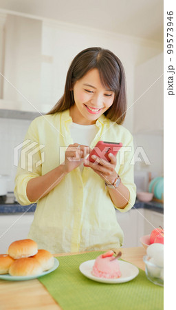 female photographer take pictures female photographer take pictures 99573946