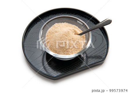 奄美諸島のサトウキビから作った砂糖 99573974