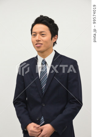 若い男性・上半身 若い男性・上半身 99574019
