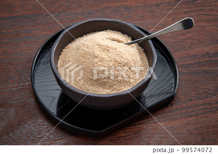 奄美諸島のサトウキビから作った砂糖 99574072