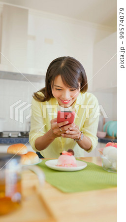 female photographer take pictures female photographer take pictures 99574079