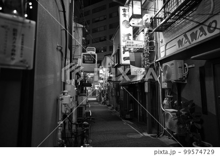 池袋の路地裏の写真素材 [99574729] - PIXTA