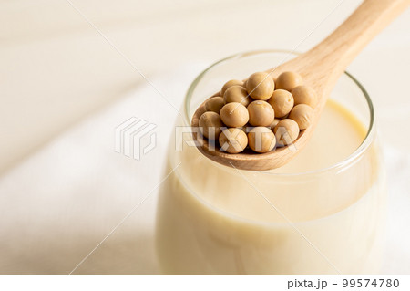 大豆と豆乳 プロテインのイメージ素材 大豆と豆乳 プロテインのイメージ素材 99574780