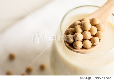 大豆と豆乳　プロテインのイメージ素材 99574782