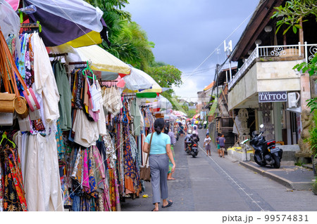 観光客でにぎわうバリ島のウブド市場（2023年2月） 99574831
