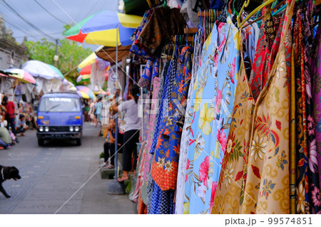 観光客でにぎわうバリ島のウブド市場（2023年2月） 99574851