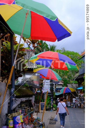観光客でにぎわうバリ島のウブド市場（2023年2月） 99574869