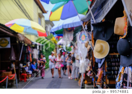 観光客でにぎわうバリ島のウブド市場（2023年2月） 99574881