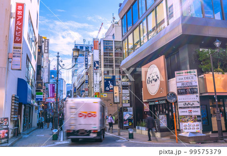 日本の東京都市景観　エスプラナード赤坂の愛称で親しまれている区道と街並み 99575379