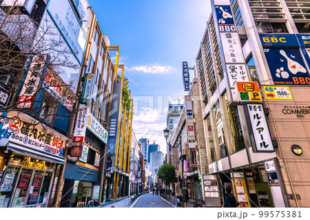 日本の東京都市景観　エスプラナード赤坂の愛称で親しまれている区道と街並み 99575381