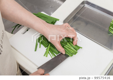 【ざく切りにしたニラをバットに移す】 【ざく切りにしたニラをバットに移す】 99575416