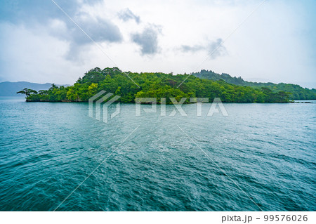 遊覧船で巡る十和田湖の景色(青森県) 99576026