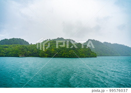 遊覧船で巡る十和田湖の景色(青森県) 99576037