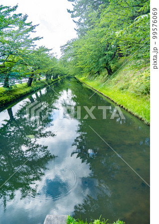 弘前城のお堀(青森県弘前市) 弘前城のお堀(青森県弘前市) 99576069