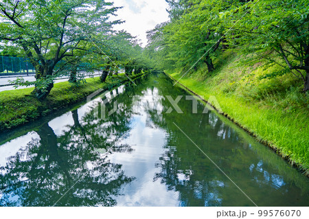 弘前城のお堀(青森県弘前市) 99576070