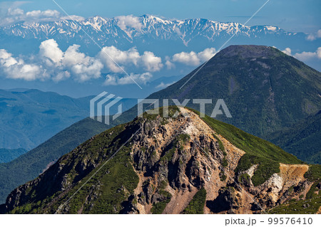 八ヶ岳連峰・硫黄岳山頂から見る天狗岳・蓼科山と残雪の白馬連峰 八ヶ岳連峰・硫黄岳山頂から見る天狗岳・蓼科山と残雪の白馬連峰 99576410