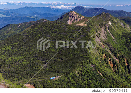 八ヶ岳連峰・硫黄岳から見る天狗岳・蓼科山と北アルプスの山並み 八ヶ岳連峰・硫黄岳から見る天狗岳・蓼科山と北アルプスの山並み 99576411
