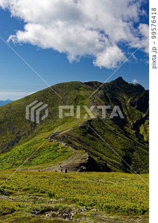 八ヶ岳連峰・硫黄岳から見る夏の横岳 八ヶ岳連峰・硫黄岳から見る夏の横岳 99576418
