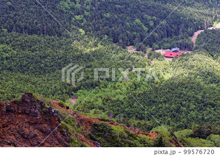 八ヶ岳連峰・横岳稜線から見る地蔵尾根を上る登山者と行者小屋 99576720