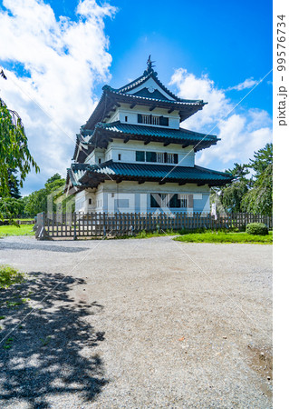 晴天の弘前城　天守閣(青森県弘前市) 99576734