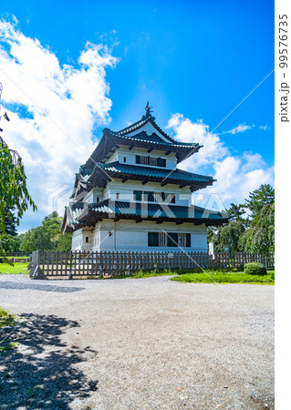 晴天の弘前城 天守閣(青森県弘前市) 晴天の弘前城 天守閣(青森県弘前市) 99576735