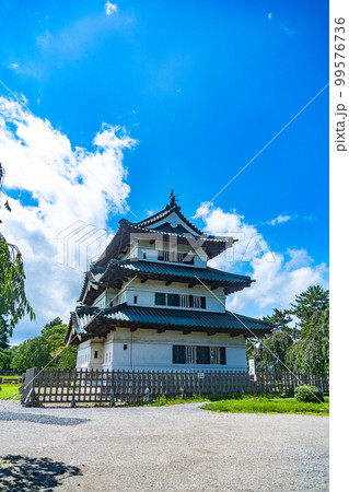 晴天の弘前城　天守閣(青森県弘前市) 99576736