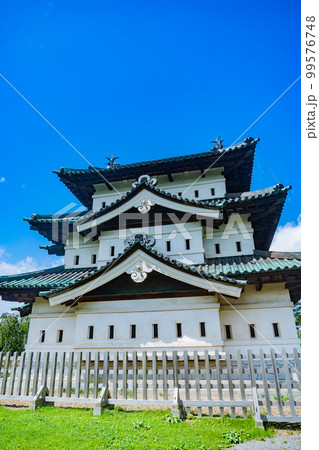 晴天の弘前城 天守閣(青森県弘前市) 晴天の弘前城 天守閣(青森県弘前市) 99576748