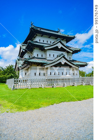 晴天の弘前城 天守閣(青森県弘前市) 晴天の弘前城 天守閣(青森県弘前市) 99576749