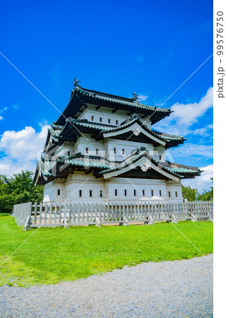 晴天の弘前城　天守閣(青森県弘前市) 99576750