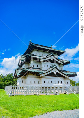 晴天の弘前城 天守閣(青森県弘前市) 晴天の弘前城 天守閣(青森県弘前市) 99576751