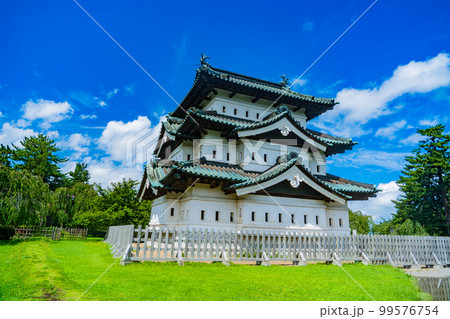 晴天の弘前城 天守閣(青森県弘前市) 晴天の弘前城 天守閣(青森県弘前市) 99576754