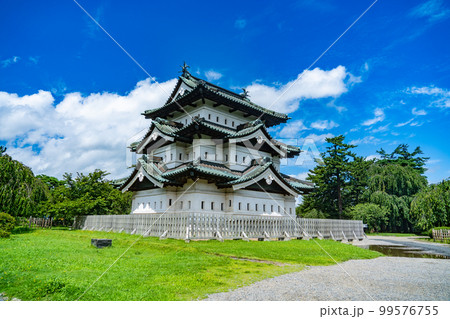 晴天の弘前城　天守閣(青森県弘前市) 99576755
