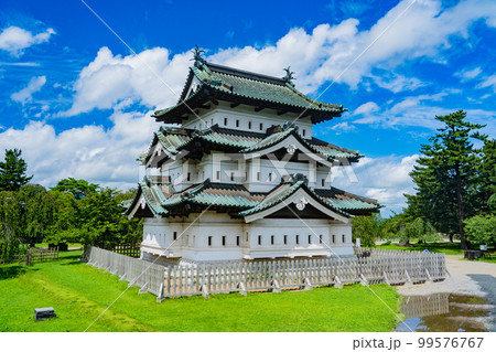 晴天の弘前城　天守閣(青森県弘前市) 99576767
