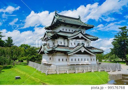 晴天の弘前城 天守閣(青森県弘前市) 晴天の弘前城 天守閣(青森県弘前市) 99576768