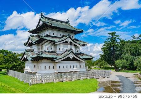 晴天の弘前城　天守閣(青森県弘前市) 99576769