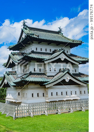 晴天の弘前城 天守閣(青森県弘前市) 晴天の弘前城 天守閣(青森県弘前市) 99576774