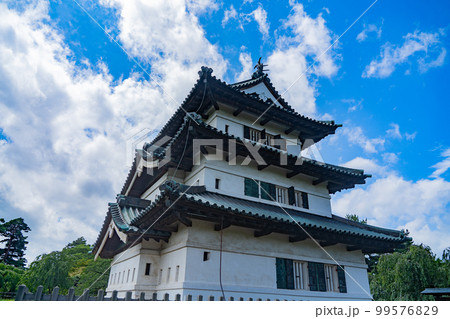 晴天の弘前城　天守閣(青森県弘前市) 99576829