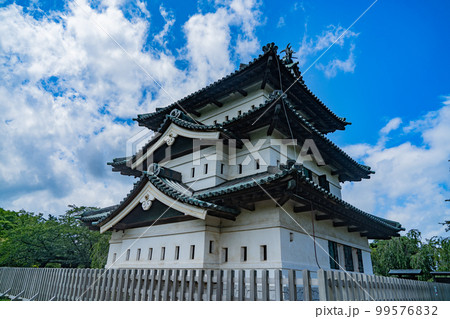 晴天の弘前城　天守閣(青森県弘前市) 99576832
