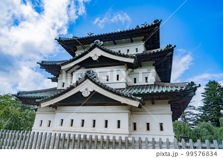 晴天の弘前城　天守閣(青森県弘前市) 99576834