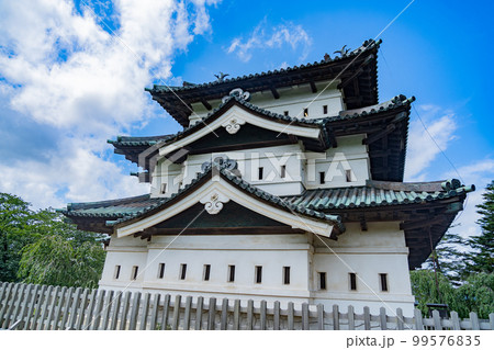 晴天の弘前城 天守閣(青森県弘前市) 晴天の弘前城 天守閣(青森県弘前市) 99576835