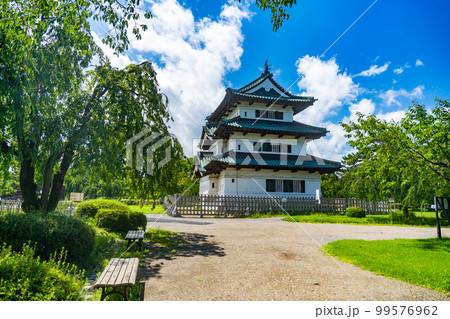 晴天の弘前城　天守閣(青森県弘前市) 99576962