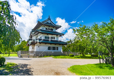 晴天の弘前城 天守閣(青森県弘前市) 晴天の弘前城 天守閣(青森県弘前市) 99576963
