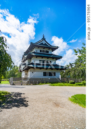 晴天の弘前城　天守閣(青森県弘前市) 99576964