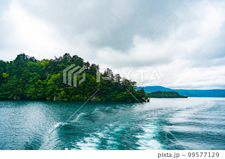 遊覧船で巡る十和田湖の景色(青森県) 遊覧船で巡る十和田湖の景色(青森県) 99577129