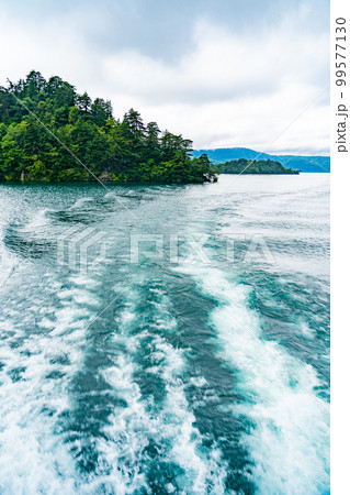 遊覧船で巡る十和田湖の景色(青森県) 遊覧船で巡る十和田湖の景色(青森県) 99577130