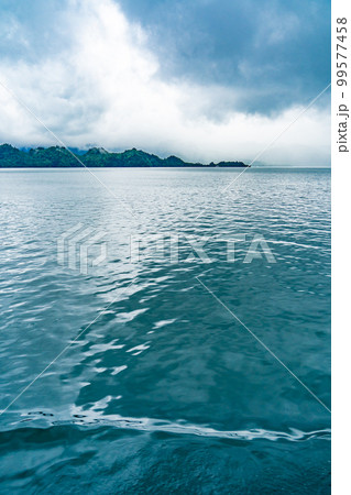 遊覧船で巡る十和田湖の景色(青森県) 99577458