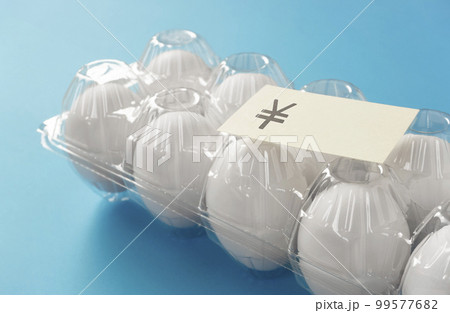 パックの卵と値札 99577682