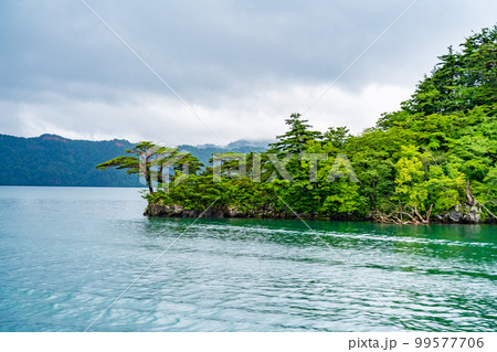 遊覧船で巡る十和田湖の景色(青森県) 遊覧船で巡る十和田湖の景色(青森県) 99577706
